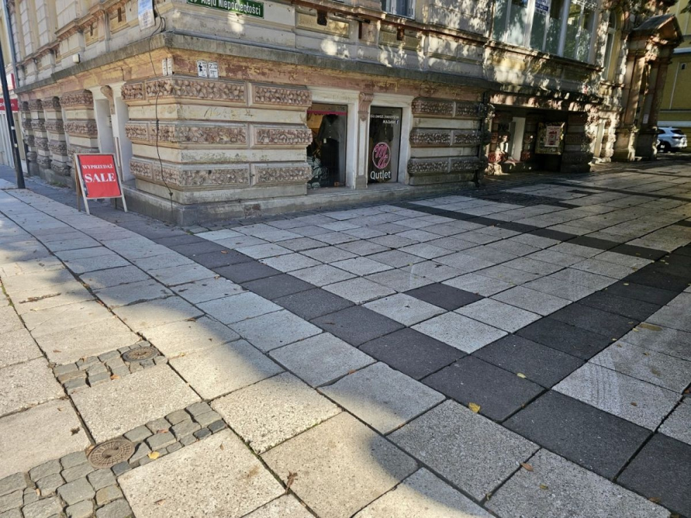 Lokal użytkowy w ścisłym centrum - 15490314