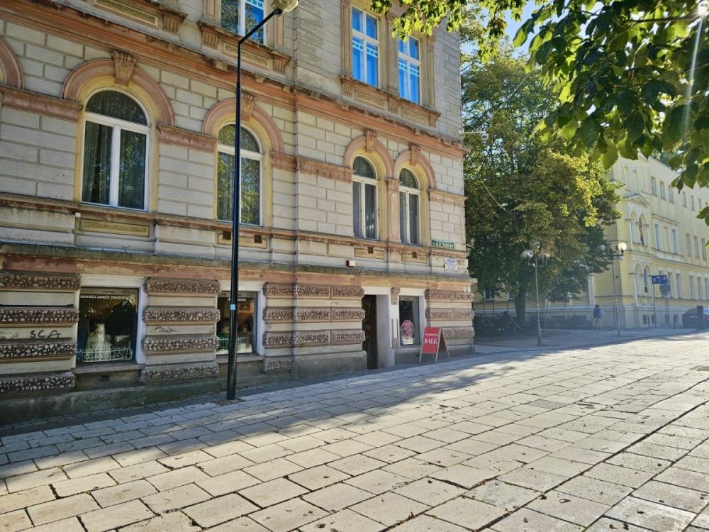 Lokal użytkowy w ścisłym centrum - 15490314