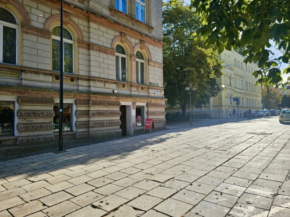 Lokal użytkowy w ścisłym centrum - 15490314