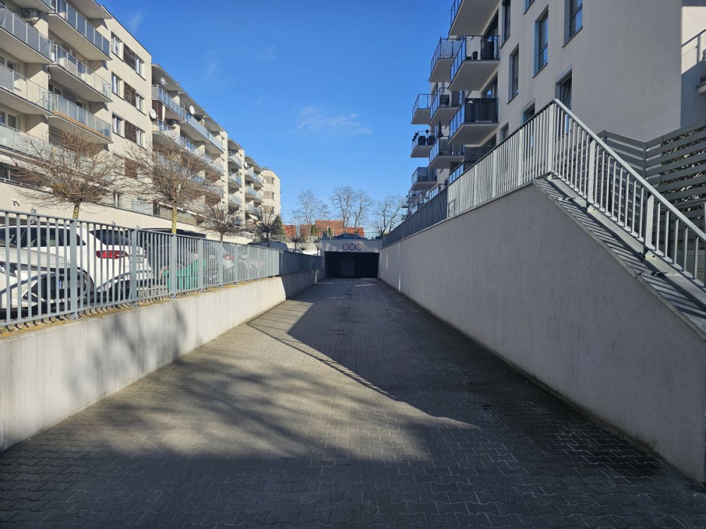 Garaż dwustanowiskowy w podziemnej hali - 15880314
